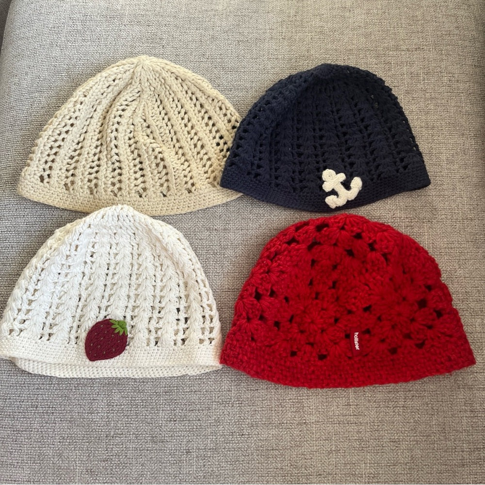 4 Vintage Y2K Beanies - American Eagle, Hollister Size Small Cream Blue Red